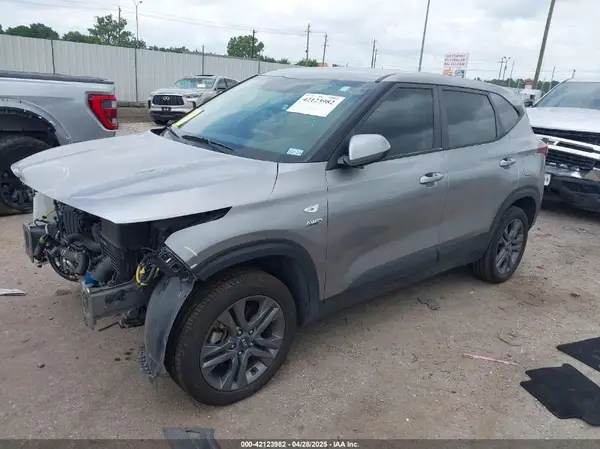 KNDEPCAA0M7045897 2021 KIA SELTOS - Image 2