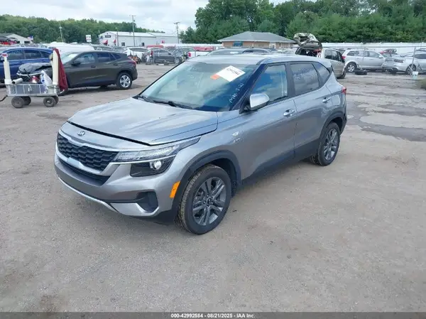 KNDEPCAA1M7049215 2021 KIA SELTOS - Image 2
