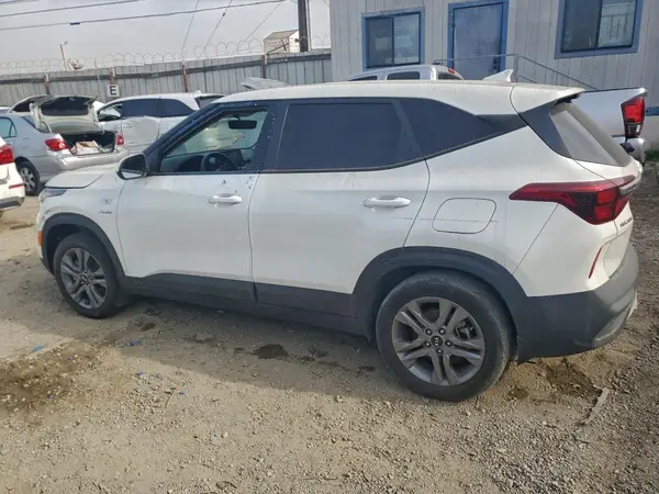 KNDEPCAA4M7231846 2021 KIA SELTOS - Image 2