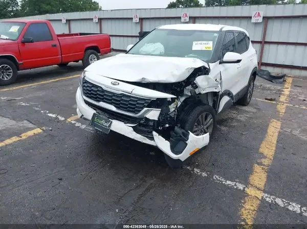 KNDEPCAA8M7048918 2021 KIA SELTOS - Image 2