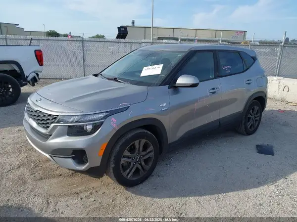 KNDEPCAAXM7136028 2021 KIA SELTOS - Image 2