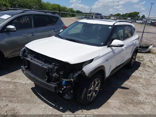 KNDERCAA4M7118005 2021 KIA SELTOS - Image 2