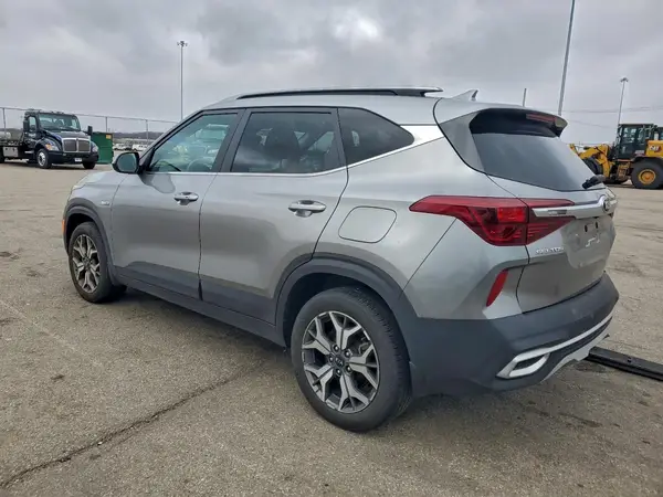 KNDERCAA5M7227668 2021 KIA SELTOS - Image 2