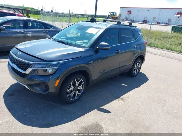KNDERCAA6M7225279 2021 KIA SELTOS - Image 2