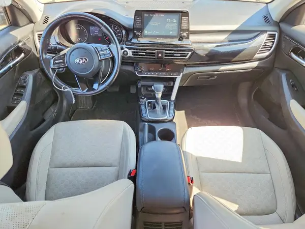 KNDERCAAXM7135990 2021 KIA SELTOS - Image 8