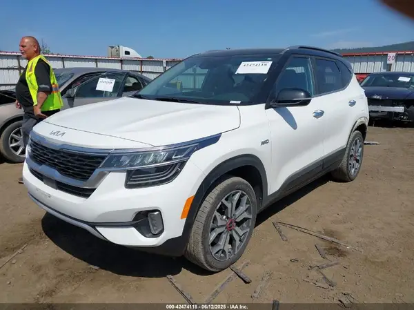 KNDETCA21P7455438 2023 KIA SELTOS - Image 2