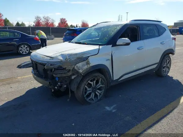 KNDETCA23N7257439 2022 KIA SELTOS - Image 2