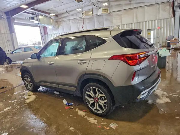 KNDETCA24M7163858 2021 KIA SELTOS - Image 2