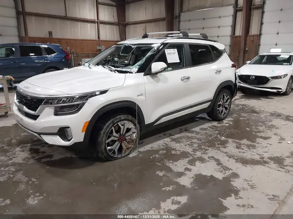KNDETCA28P7432934 2023 KIA SELTOS - Image 2