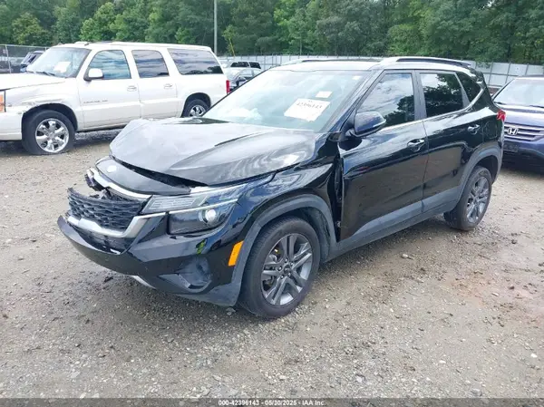KNDEU2AA5M7050144 2021 KIA SELTOS - Image 2