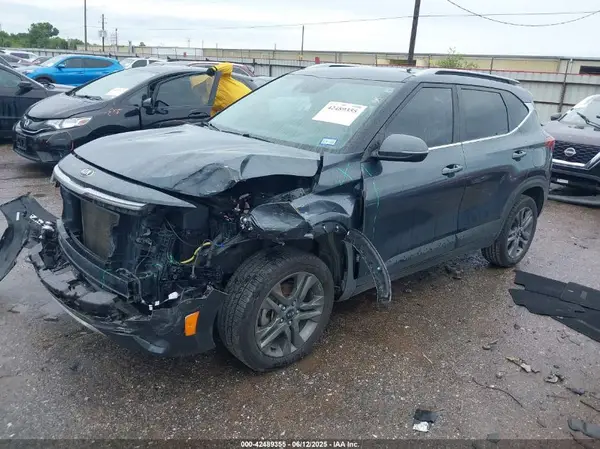 KNDEU2AA6M7060066 2021 KIA SELTOS - Image 2