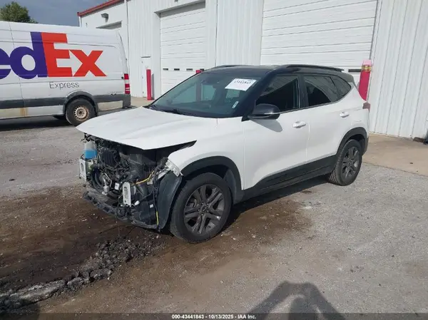 KNDEU2AAXM7058241 2021 KIA SELTOS - Image 2