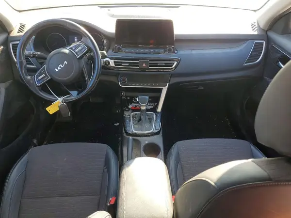 KNDEUCAA1N7270517 2022 KIA SELTOS - Image 8