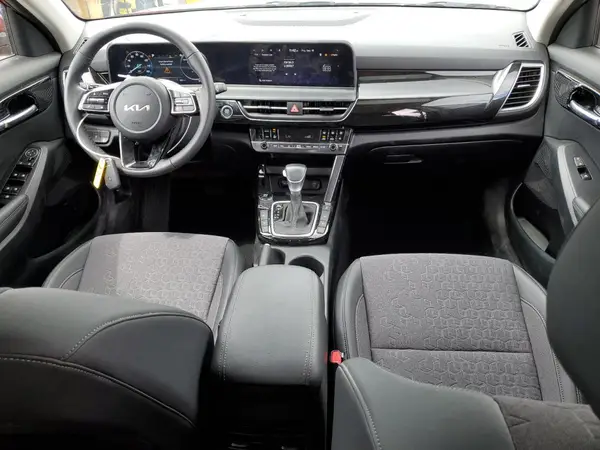 KNDEUCAA1R7632139 2024 KIA SELTOS - Image 8