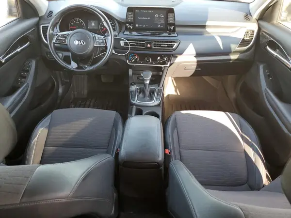 KNDEUCAA2M7068073 2021 KIA SELTOS - Image 8