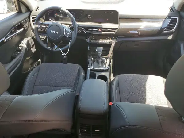 KNDEUCAA6S7823318 2025 KIA SELTOS - Image 8