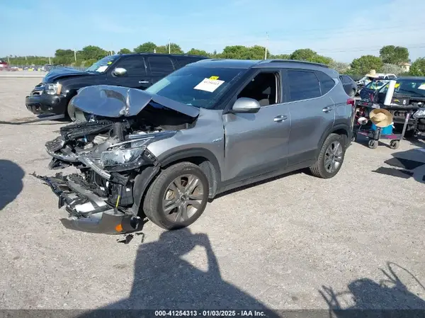 KNDEUCAA8M7175466 2021 KIA SELTOS - Image 2