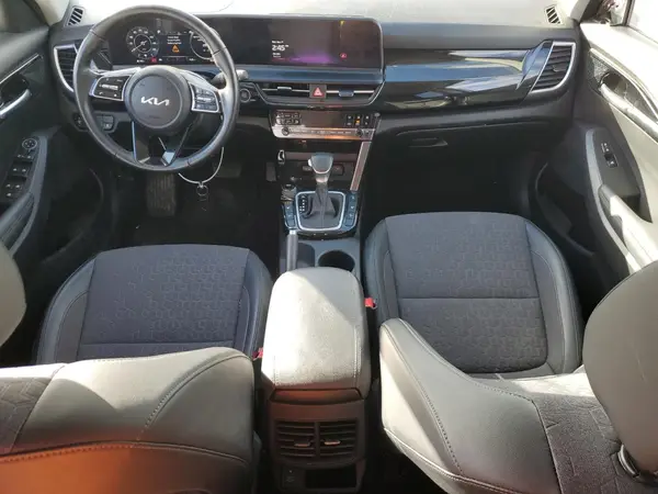 KNDEUCAA8R7647883 2024 KIA SELTOS - Image 8