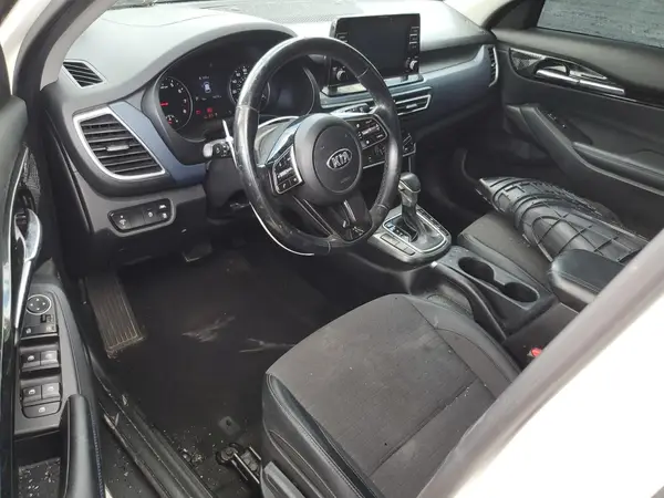 KNDEUCAAXM7040599 2021 KIA SELTOS - Image 8