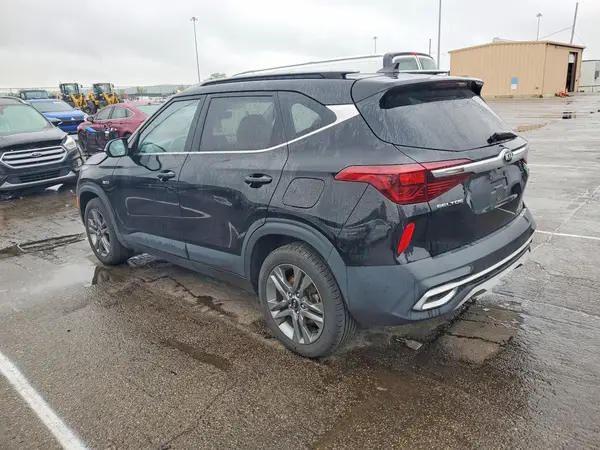 KNDEUCAAXM7077913 2021 KIA SELTOS - Image 2