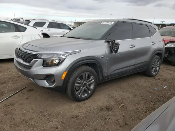 KNDEUCAAXM7096882 2021 KIA SELTOS - Image 1