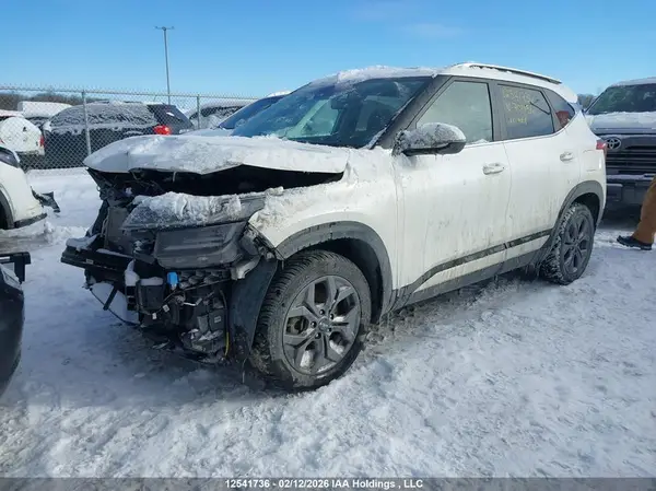 KNDEUCAAXS7701156 2025 KIA SELTOS - Image 2