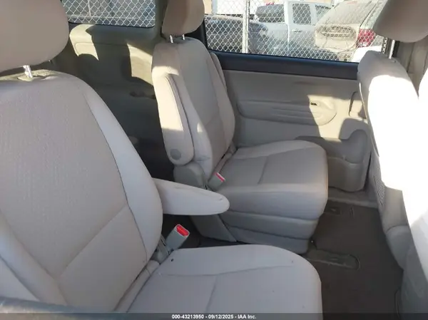 KNDMA5C10H6278681 2017 KIA SEDONA - Image 8