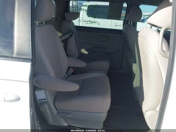 KNDMA5C10H6281077 2017 KIA SEDONA - Image 8