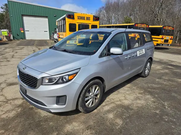 KNDMA5C10H6284061 2017 KIA SEDONA - Image 2