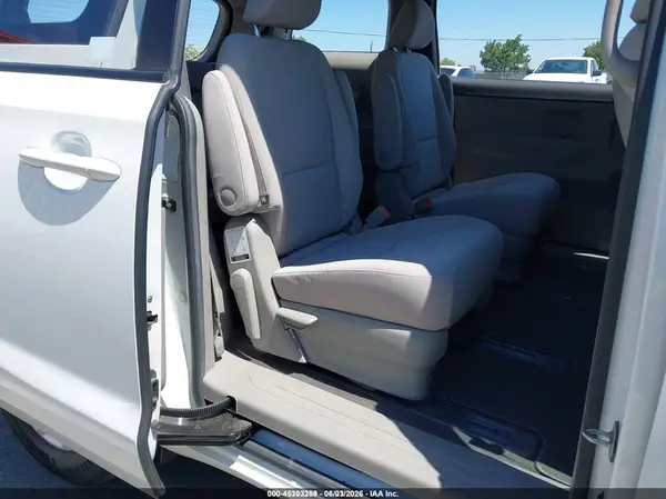 KNDMA5C10J6406925 2018 KIA SEDONA - Image 8