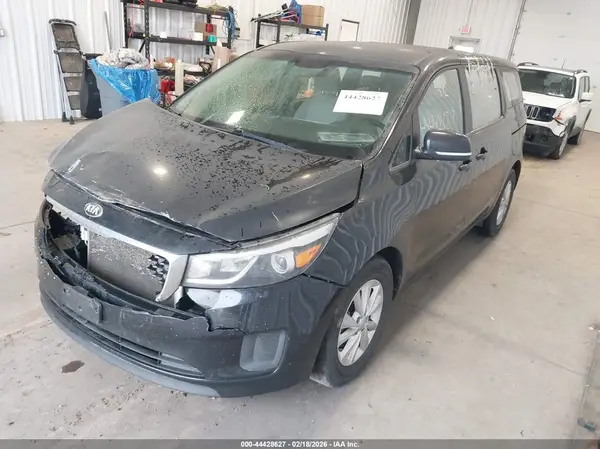 KNDMA5C11J6388256 2018 KIA SEDONA - Image 2