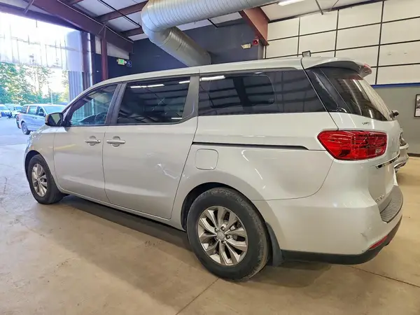 KNDMA5C11K6540120 2019 KIA SEDONA - Image 2