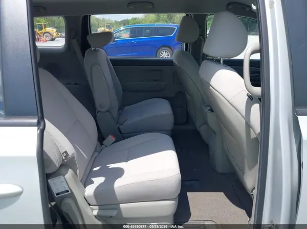 KNDMA5C12J6409776 2018 KIA SEDONA - Image 8