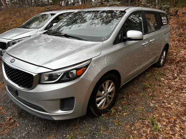 KNDMA5C13H6273460 2017 KIA SEDONA - Image 2