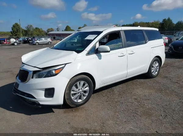 KNDMA5C14H6255745 2017 KIA SEDONA - Image 2
