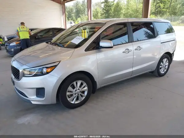 KNDMA5C15H6258927 2017 KIA SEDONA - Image 2