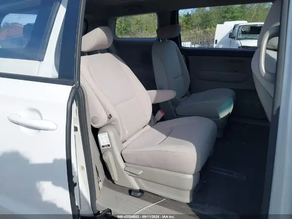 KNDMA5C15H6279695 2017 KIA SEDONA - Image 8