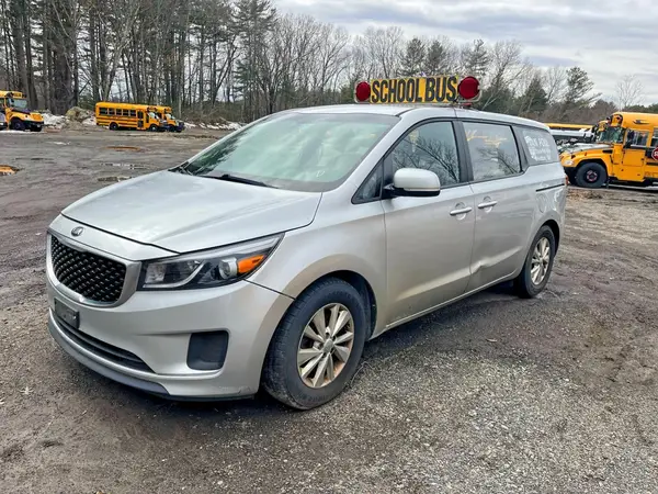 KNDMA5C15H6291670 2017 KIA SEDONA - Image 2