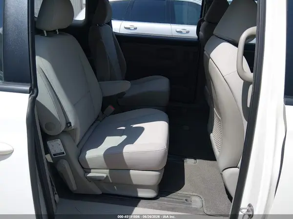 KNDMA5C15J6408797 2018 KIA SEDONA - Image 8