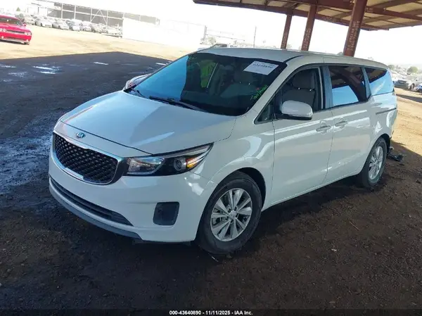 KNDMA5C16H6256300 2017 KIA SEDONA - Image 2
