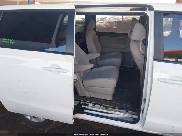 KNDMA5C16H6256300 2017 KIA SEDONA - Image 8