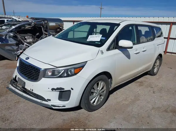 KNDMA5C16H6272576 2017 KIA SEDONA - Image 2