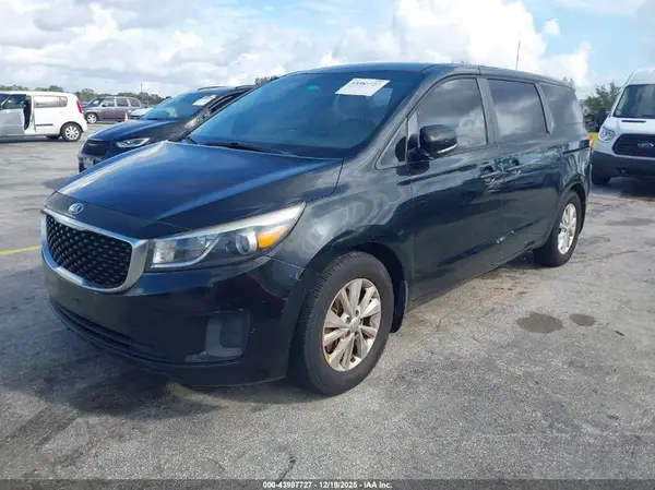 KNDMA5C17H6257648 2017 KIA SEDONA - Image 2