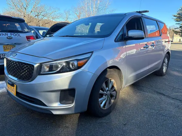 KNDMA5C18H6272532 2017 KIA SEDONA - Image 2