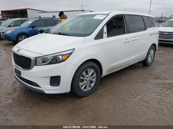 KNDMA5C1XH6257708 2017 KIA SEDONA - Image 2