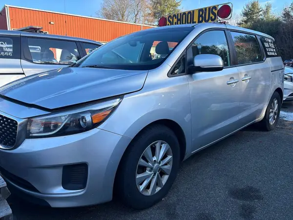 KNDMA5C1XH6273455 2017 KIA SEDONA - Image 2