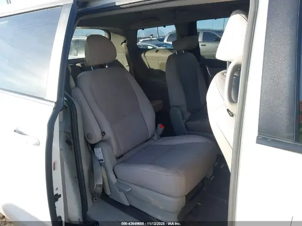 KNDMB5C10G6173876 2016 KIA SEDONA - Image 8