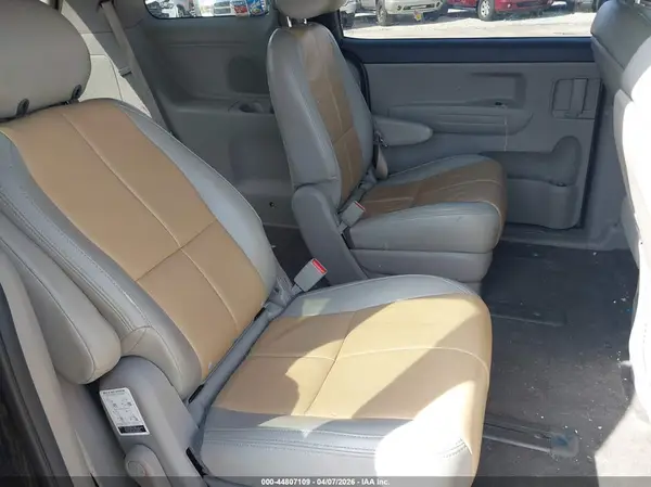 KNDMB5C10H6243815 2017 KIA SEDONA - Image 8