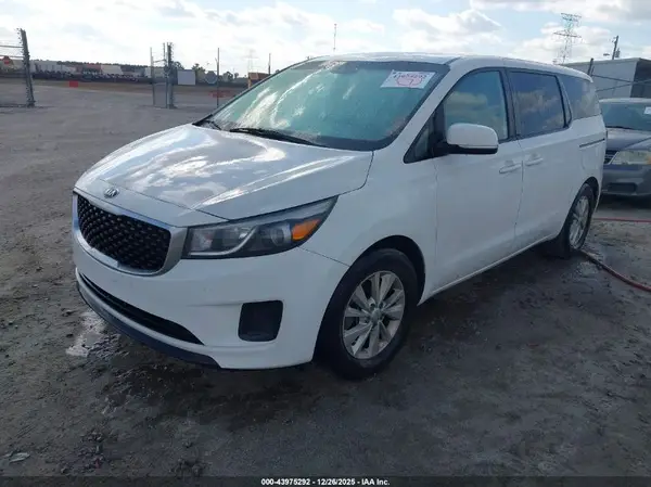 KNDMB5C10H6245760 2017 KIA SEDONA - Image 2