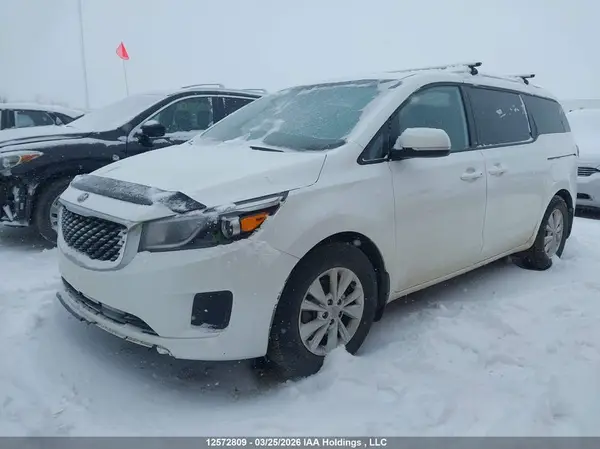 KNDMB5C10J6352703 2018 KIA SEDONA - Image 2